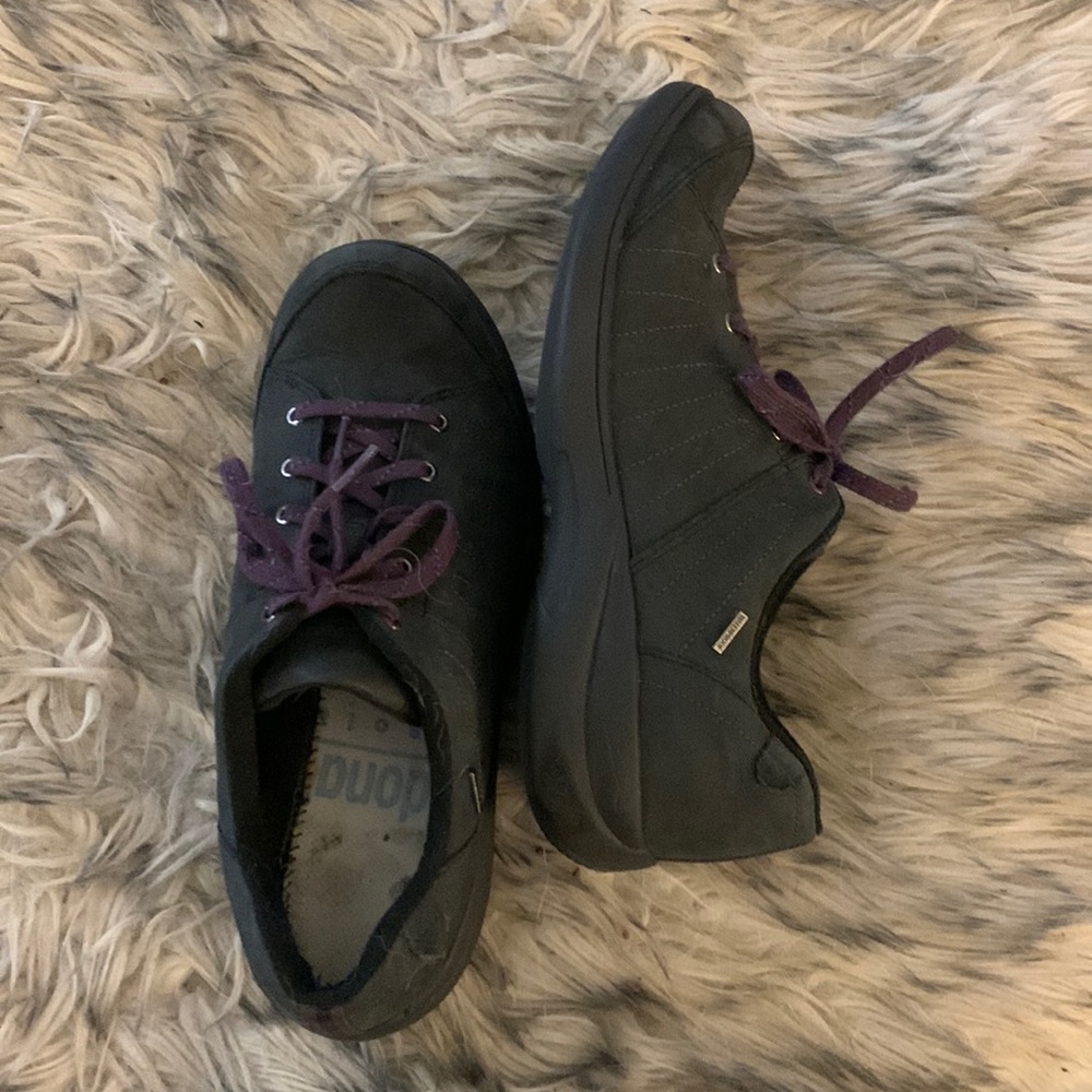 Aravon orthopedic waterproof sneakers—like new condition!